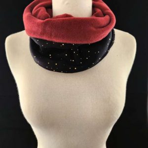 Tour de cou en jersey noir à pois doré et en polaire bordeaux.